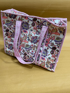 Sac fourre-tout matelassé floral fait main avec garniture rose, en tissu imprimé, sac à bandoulière léger pour le quotidien, sac de shopping de créateur - Product Image 5