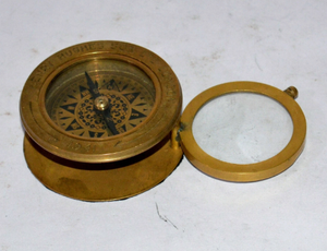 Boussole magnétique vintage en laiton avec cadran, outil de navigation pour le camping en plein air et la navigation de plaisance - Product Image 3