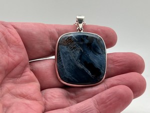 Collar con Colgante de Piedra Africana Hecha a Mano en Plata de Ley 925 con Pietersita Azul y Detalles en Oro Vintage, Joyería Única, Regalo para Mujer - Product Image 2