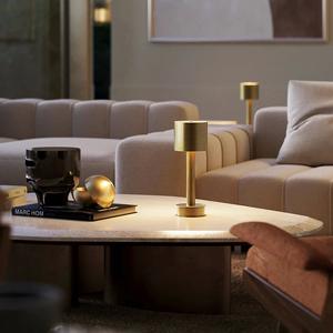 Lámpara de Mesa Moderna de Latón Dorado con Pantalla de Lino, Elegante Iluminación Decorativa para Dormitorio y Sala de Estar - Product Image 2