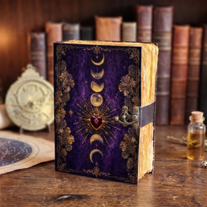 Grimoire en cuir Cœur Céleste et Lune, Livre des Ombres fait main, Carnet de Sorcellerie, Journal Gothique en Cuir - Product Image 5