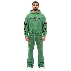 Conjunto de Chándal para Hombre Verde con Capucha, Diseño 2 en 1, Estampado de Llamas Negras, Estilo Urbano, Largo Completo, Bolsillos con Cordón, Ajuste Regular - Product Image 1