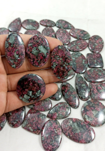 Vente en gros de cabochons en eudialyte naturelle en vrac, mélange vert et rouge, formes variées, pour la lithothérapie spirituelle Reiki et la fabrication de bijoux Radha - Product Image 5