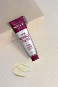 Crema Facial Antiarrugas con Retinol 500 UI y Pantenol, Fórmula Densa con Ácido Hialurónico para Todo Tipo de Piel, Elasticidad e Hidratación - Product Image 5
