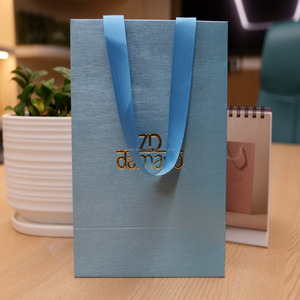 Sacs en papier de cadeau de mode personnalisé de qualité supérieure de style boutique emballage personnalisé de bijoux et de cadeaux de qualité supérieure du fournisseur - Product Image 4