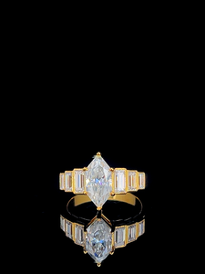 Anillo de Compromiso de Diamante de Laboratorio Marquise de Diseño con Diamantes Baguette, Oro Amarillo de 14K, Claridad VVS-VS, de Fabricante Indio - Product Image 3