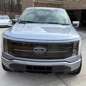 Camioneta eléctrica usada de tamaño completo, modelo 2022, versión Premium Platinum - Product Image 2