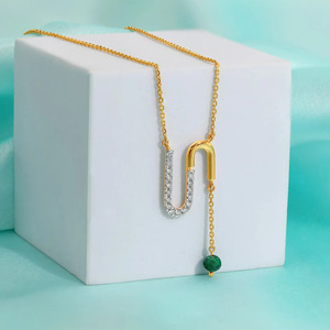Collar con Colgante en Forma de U con Diamantes y Esmeralda en Forma de Gota, con Diseño de Cadena Asimétrica - Product Image 4