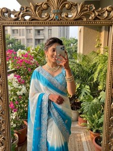 Sari en Georgette Fantaisie avec Bordure Brodée et Broderie de Sequins, Sari de Soirée, Sari de Créateur avec Bordure et Pompons Miroir - Product Image 3