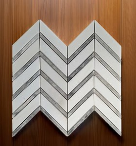 Carrelage mural intérieur moderne en marbre mosaïque chevron blanc et gris poli, irrégulier, résistant à l'eau et écologique pour salle de bain - Product Image 1