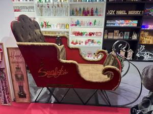 Chaise de traîneau du Père Noël en velours rouge avec structure métallique, siège décoratif pour exposition de Noël et événements festifs - Product Image 2