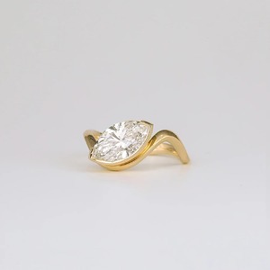 Bague de fiançailles élégante et tendance en moissanite taille marquise 2 carats, argent 925 plaqué rhodium, certifiée GTC, solitaire allongé de luxe - Product Image 1