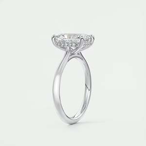 Anillo de compromiso de lujo con corte radiante y halo oculto, con diamante cultivado en laboratorio de 2.80 quilates en oro blanco de 14k con engaste tipo catedral. - Product Image 1