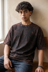 T-shirt pour homme en jersey de coton lourd, coupe classique, manches courtes, col rond, streetwear, avec logo imprimé numériquement sur le devant - Product Image 3