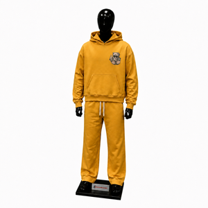 Conjunto Deportivo Dorado para Hombre, Sudadera con Capucha y Logotipo Gráfico en el Pecho, Pantalones Jogger a Juego, Ropa Deportiva Informal para la Calle - Product Image 1