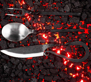 Juego de vajilla de cubiertos retorcidos medievales de acero al carbono forjado a mano, Cuchillos con funda, juego de cocina para cubiertos - Product Image 3