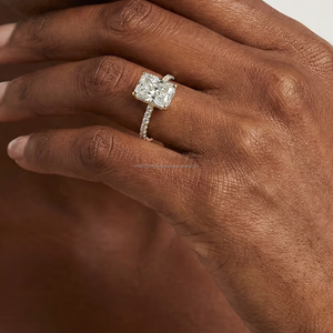 Bague de fiançailles pour femme en or jaune 14 carats avec diamant de laboratoire certifié IGI taille radiant 2 carats et halo caché minimaliste - Product Image 2
