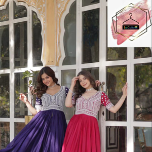 Robe Anarkali Lehenga avec broderie de perles et sequins, en Georgette, et dupatta assorti - Product Image 1