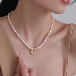 Collier de haute qualité au design rétro français, luxe léger, perle d'eau douce, pendentif rose, accessoire de mode haut de gamme - Product Image 2