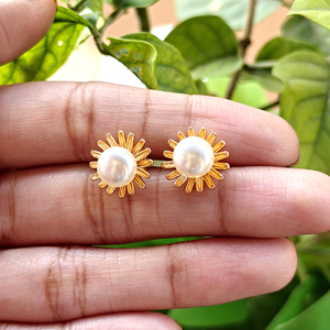 Pendientes delicados con perlas sintéticas redondas, resistentes al deslustre, con diseño de rayos de sol, de latón chapado en oro de 18k, joyería linda para mujer, regalos. - Product Image 3