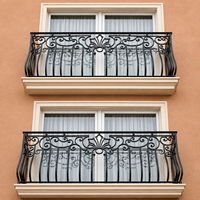 Rampe de balcon en fer forgé sur mesure, balustrade décorative en métal avec finition thermolaquée, garde-corps extérieur de sécurité pour maison de luxe