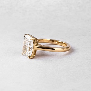 Elegante Anillo de Compromiso Solitario de Oro Amarillo de 14K con Diamante de Laboratorio de Corte Cojín de 3.50 Quilates, 4 Garras y Banda Catedral de 2MM - Product Image 6