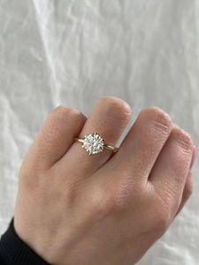 แหวนส่วนตัวที่ไม่เหมือนใคร แหวนหมั้นเพชรทรงกลมทอง 14k สำหรับผู้หญิง สไตล์โซลิแทร์คลาสสิก - Product Image 1