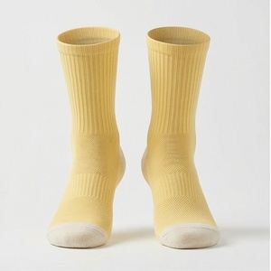 Chaussettes jaunes à col ras du cou, couleur unie, tricotées, respirantes, décontractées pour adultes - Product Image 1