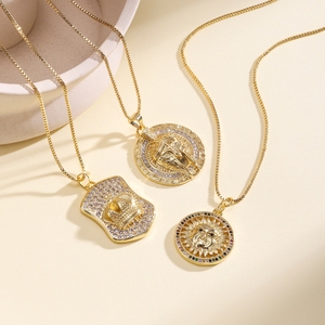 Collana con Ciondolo QIKU Hip-Hop Bling Elmo Spartano e Corona, Catena Statement con Zirconi Pavé Sunburst per Uomo Donna Streetwear - Product Image 5