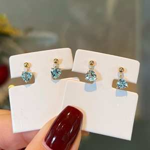 Boucles d'oreilles uniques et délicates en forme de cœur, aquamarine naturelle, fabrication artisanale, clous fins personnalisés, argent sterling 925, plaqué or 14 carats - Product Image 3