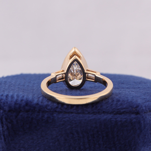 Bague trilogie 3 pierres en diamant de laboratoire taille poire 1,5 carat E/F VVS2/VS1, sertie clos, avec monture haute style cathédrale - Product Image 4
