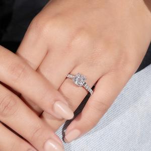 Anillo de Compromiso Clásico de Lujo con Diamante Solitario para Mujer en Plata 925 para Bodas y Eventos Nupciales - Product Image 2