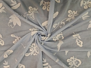 Tissu en coton slub bleu clair de qualité supérieure avec broderie florale 3D blanche - Matériau à motif botanique en relief - Vente chaude - Product Image 5