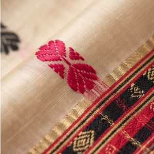 Sari en soie Tussah fait main, couleur naturelle, tissu satiné avec pièce de blouse non cousue et pompons décoratifs - Product Image 5
