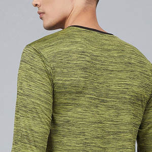 Camiseta de yoga para hombre fabricada en fábrica por OEM, de color sólido y con diseño sólido, de secado rápido y peso ligero. - Product Image 5