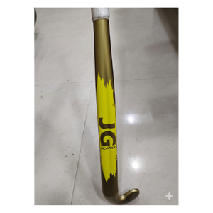 Bâtons de hockey sur gazon légers et durables, conçus pour la vitesse, l'agilité et les passes précises pendant le jeu. - Product Image 1