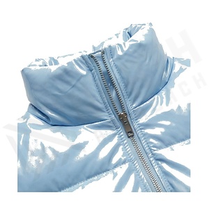 เสื้อแจ็คเก็ตพัฟเฟอร์สีฟ้าอ่อนแบบควิลท์ คอตั้ง แขนยาว กันลมสำหรับฤดูหนาว ปิดด้วยซิป ความยาวสั้น สีพื้น - Product Image 4