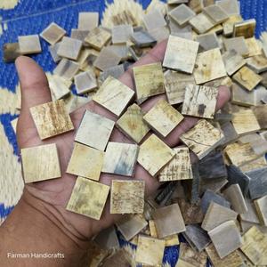 Pièce artisanale carrée en corne de bœuf blanche d'Afrique du Sud, écologique, moderne, polie naturellement, faite à la main, au meilleur prix - Product Image 1