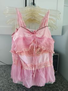 Débardeur d'été sans manches en organza rose orangé pour adulte avec bordure en dentelle, encolure à volants et fermeture à nouer au dos - Product Image 1