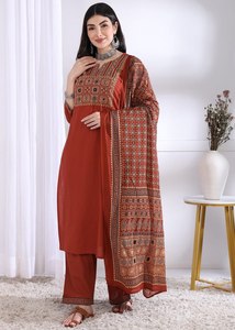 Ensemble de créateur pour femme en rayonne slub, comprenant un haut à col imprimé en relief, un bas à manches 3/4 et un dupatta imprimé en chanderi, pour tenue décontractée ou de soirée - Product Image 1