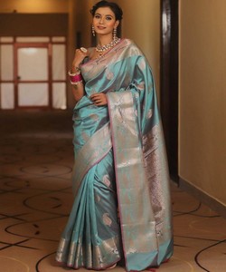 Sari de Seda Azul Claro con Borde Rosa, Estilo Banarasi, para Bodas Tradicionales Indias, Sari Drapeado para Mujer - Product Image 2