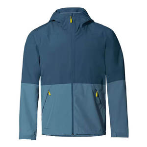 Chaqueta Softshell Ligera Impermeable y Cortavientos con Capucha y Cremallera Completa para Hombre - Ropa Casual Transpirable con Logotipo Frontal - Product Image 1