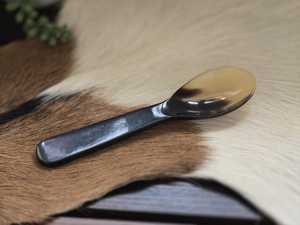 Cuillère artisanale en corne de buffle naturelle, manche long, finition miroir, motifs multicolores, design créatif durable par Curio Craft - Product Image 4