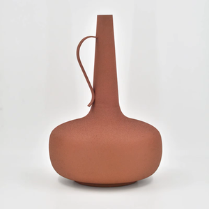 Florero de Metal de cuello largo de estilo moderno, Base redonda con textura de terracota para mesa, cocina, sala de estar, comedor, decoración - Product Image 1