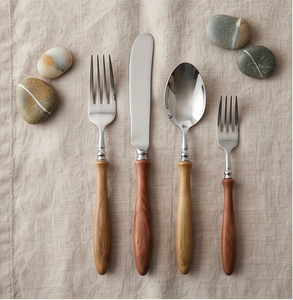 Ensemble de couverts minimalistes avec manche en bois et lames en acier inoxydable poli miroir pour la restauration - Product Image 1