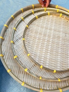Ensemble de 3 plateaux de service ronds en bambou naturel, faits à la main, légers, tissés au Vietnam, écologiques, 42-36-30 cm - Product Image 1