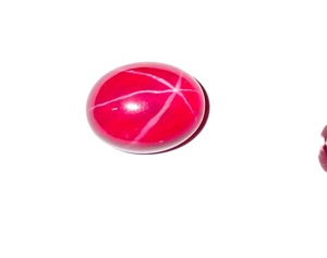 Rubis étoilé transparent ovale 13x18 mm 19,5 carats, cabochon poli créé en laboratoire avec effet étoile à 6 branches pour la fabrication de bijoux - Product Image 2