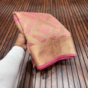 Sari en organza de soie pur VASTRA COTTAGE avec tissage jacquard, finition froissée, pompon, Fumka, tenue ethnique festive - Product Image 1