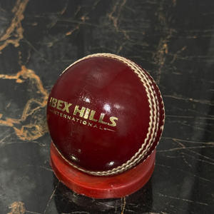 ลูกคริกเก็ต RED Cricket Hard Ball Test Star 156 กรัม หนังวัวแท้ 3 ชั้น แกนคอร์ก เย็บมือ คุณภาพระดับ Test Match ยี่ห้อ IBEX HILL - Product Image 2
