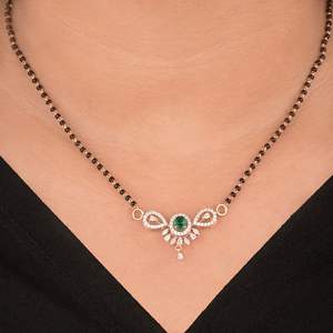 Collier en or émeraude et diamant pour femme – Chaîne élégante à perles noires avec pendentif en pierre verte, bijoux raffinés pour un usage quotidien - Product Image 1